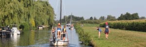 Huurboten langs kade met kinderen